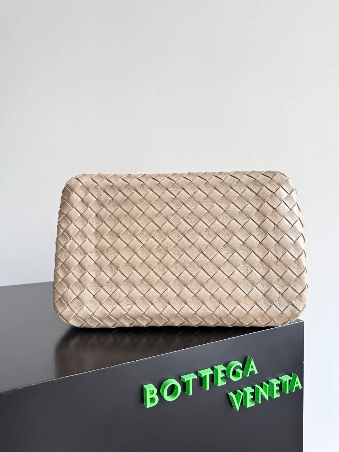 Batch 2660 24 early autumn new model Andiamo Parachute is made of a whole piece of woven leather. It is processed by folding stitching at the four corners. # Craftsmanship and creativity. The large size is atmospheric and practical. One of the must-selects for BV. It has a large space, can hold a computer, the shoulder strap is thick, and the upper shoulder is very comfortable. The large parachute can be carried on the body and can be carried on the body. The upper body is versatile and cute☺️ Style number: 796571 Size: 30*26*20cm